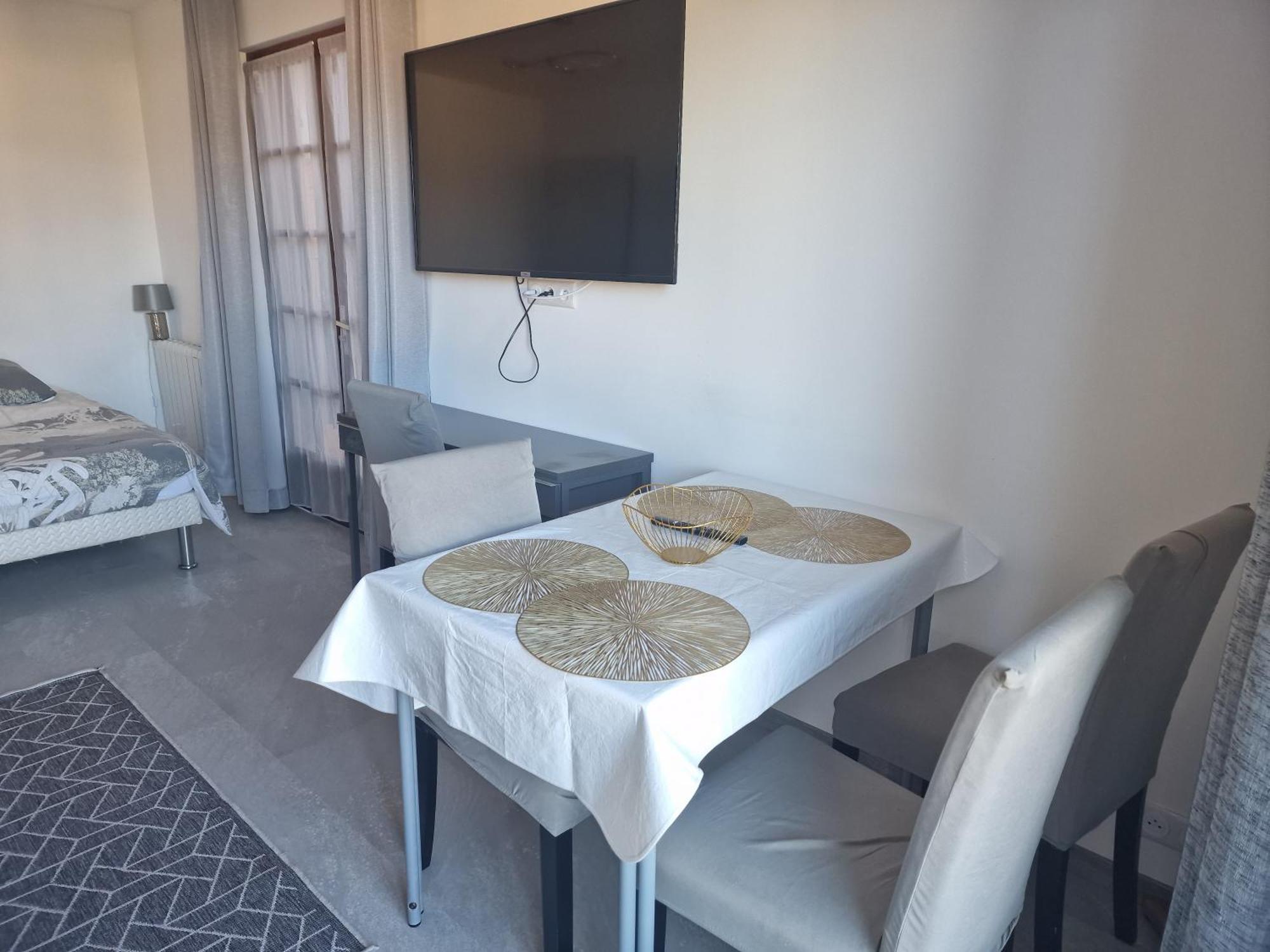 Appartement Ravissant Centre Saint-raphael Piscine